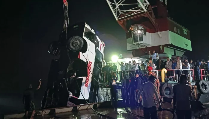 Bus Plunges into River While Boarding Ferry in Bangladesh, 24 Dead bus plunges into river while boarding ferry in bangladesh, 24 dead
