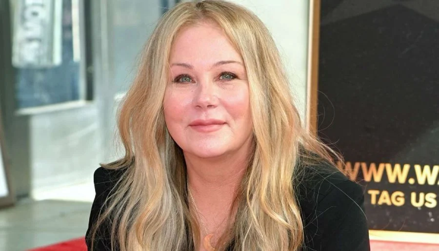 christina applegate hospitalized during ongoing battle with ms report