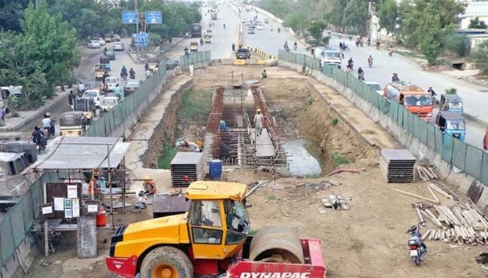 karachi’s university road brt project hit by fresh delays amid contractor disputes