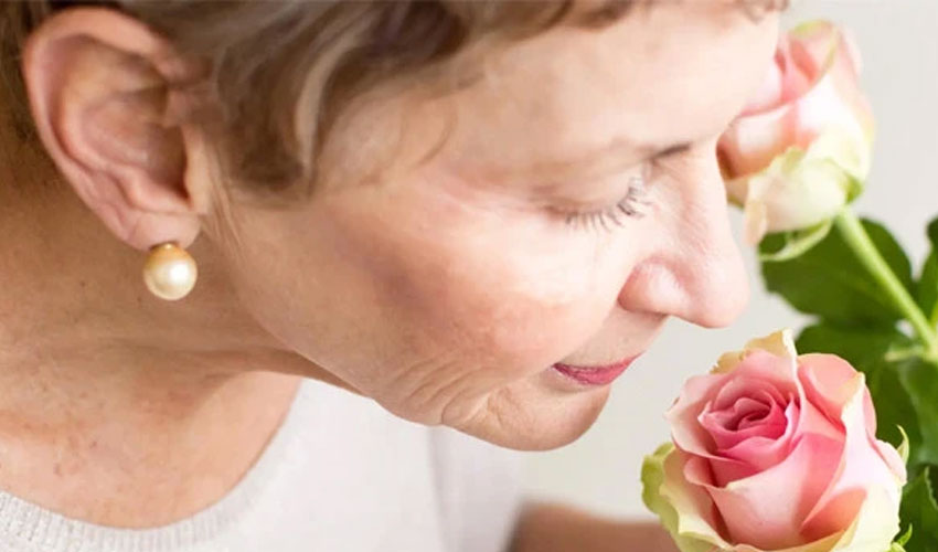 loss of smell could be an early warning sign of alzheimer’s disease